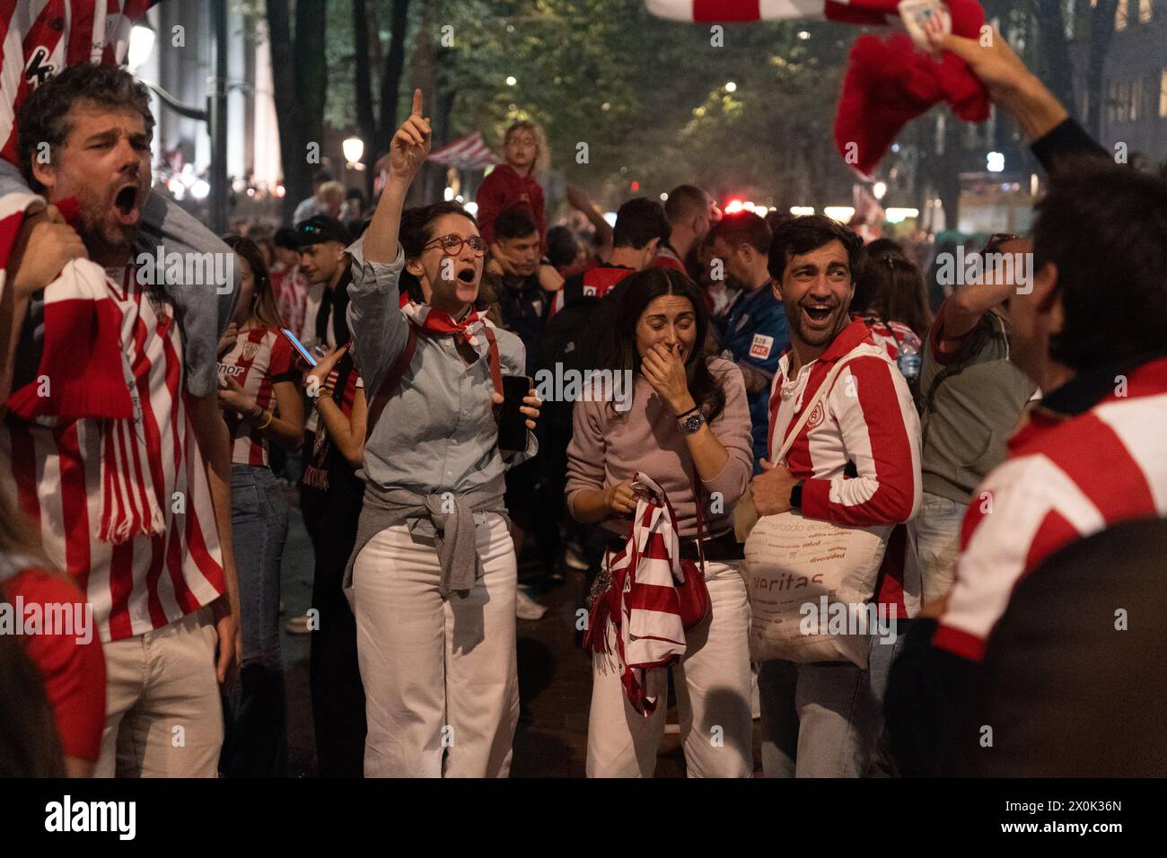 Bilbao, Biscaglia, Spagna - 11 aprile 2024 - i tifosi dell'Athletic Club de Bilbao celebrano con la chiatta il 25° titolo della Copa del Rey Foto Stock