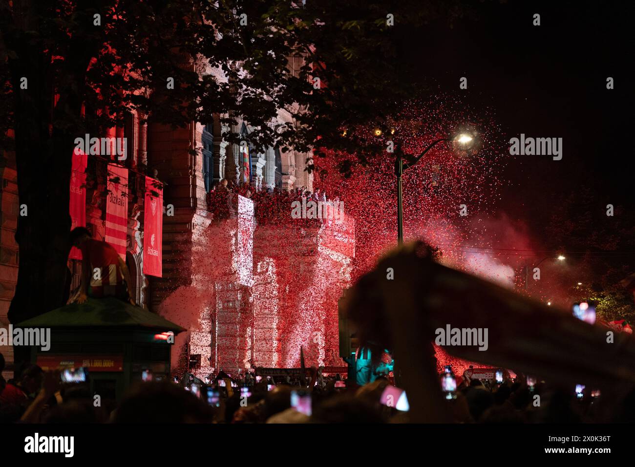 Bilbao, Biscaglia, Spagna - 11 aprile 2024 - i tifosi dell'Athletic Club de Bilbao celebrano con la chiatta il 25° titolo della Copa del Rey Foto Stock