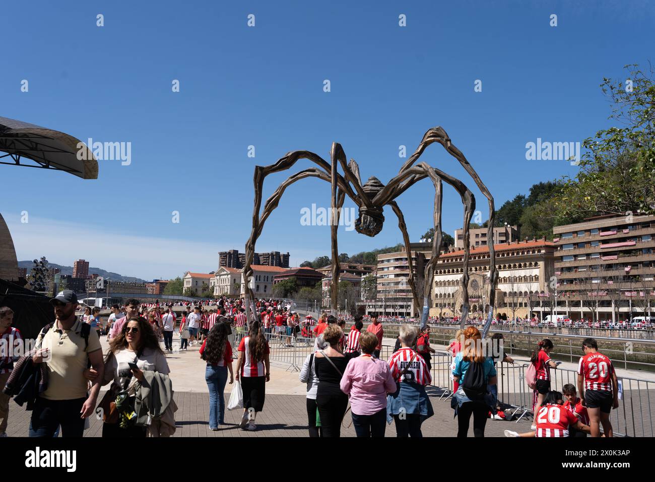 Bilbao, Biscaglia, Spagna - 11 aprile 2024 - i tifosi dell'Athletic Club de Bilbao celebrano con la chiatta il 25° titolo della Copa del Rey Foto Stock