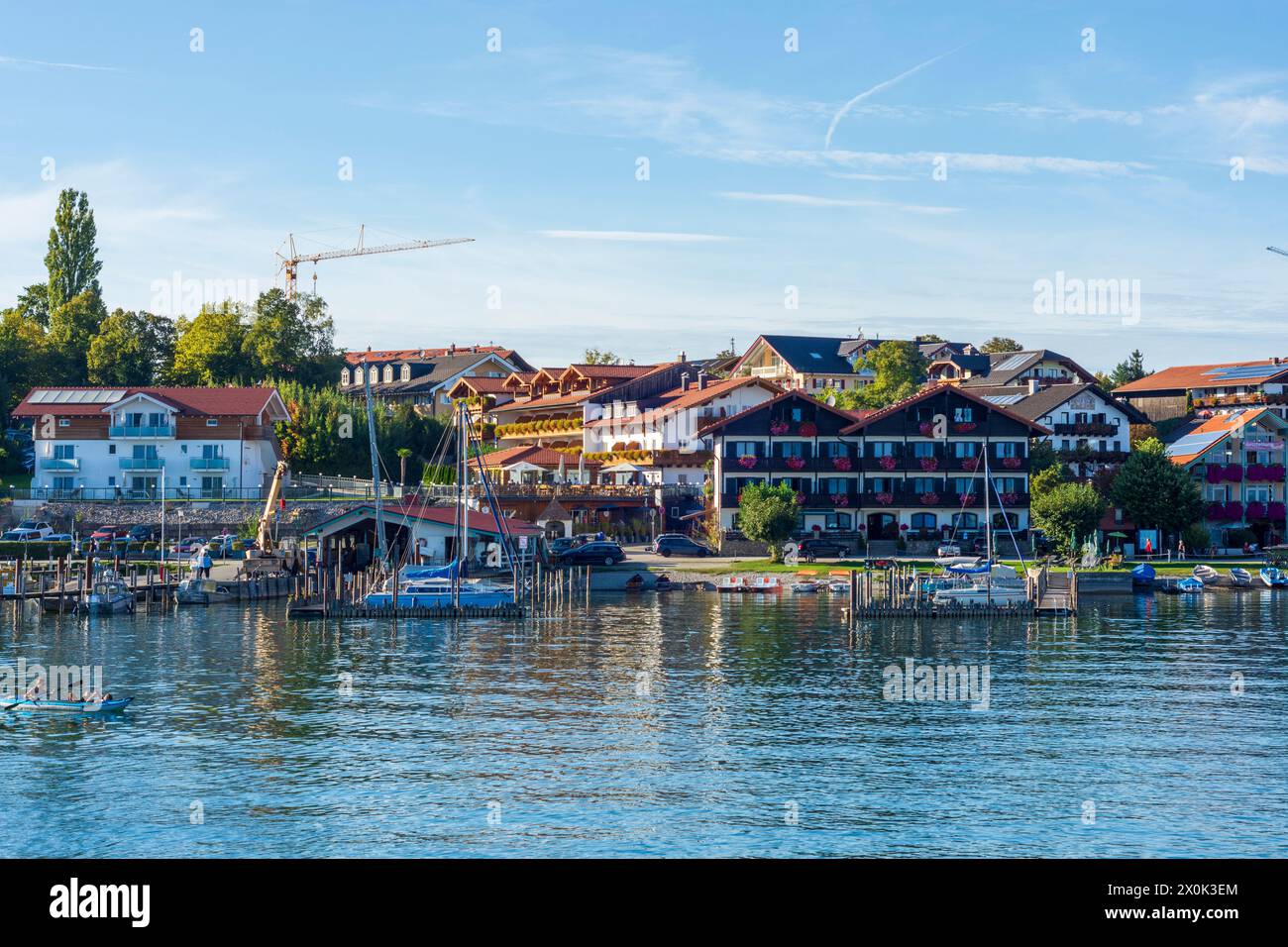 Gstadt am Chiemsee, lago Chiemsee, porto e molo Gstadt am Chiemsee, Alpenland Chiemsee, alta Baviera, Baviera, Germania Foto Stock