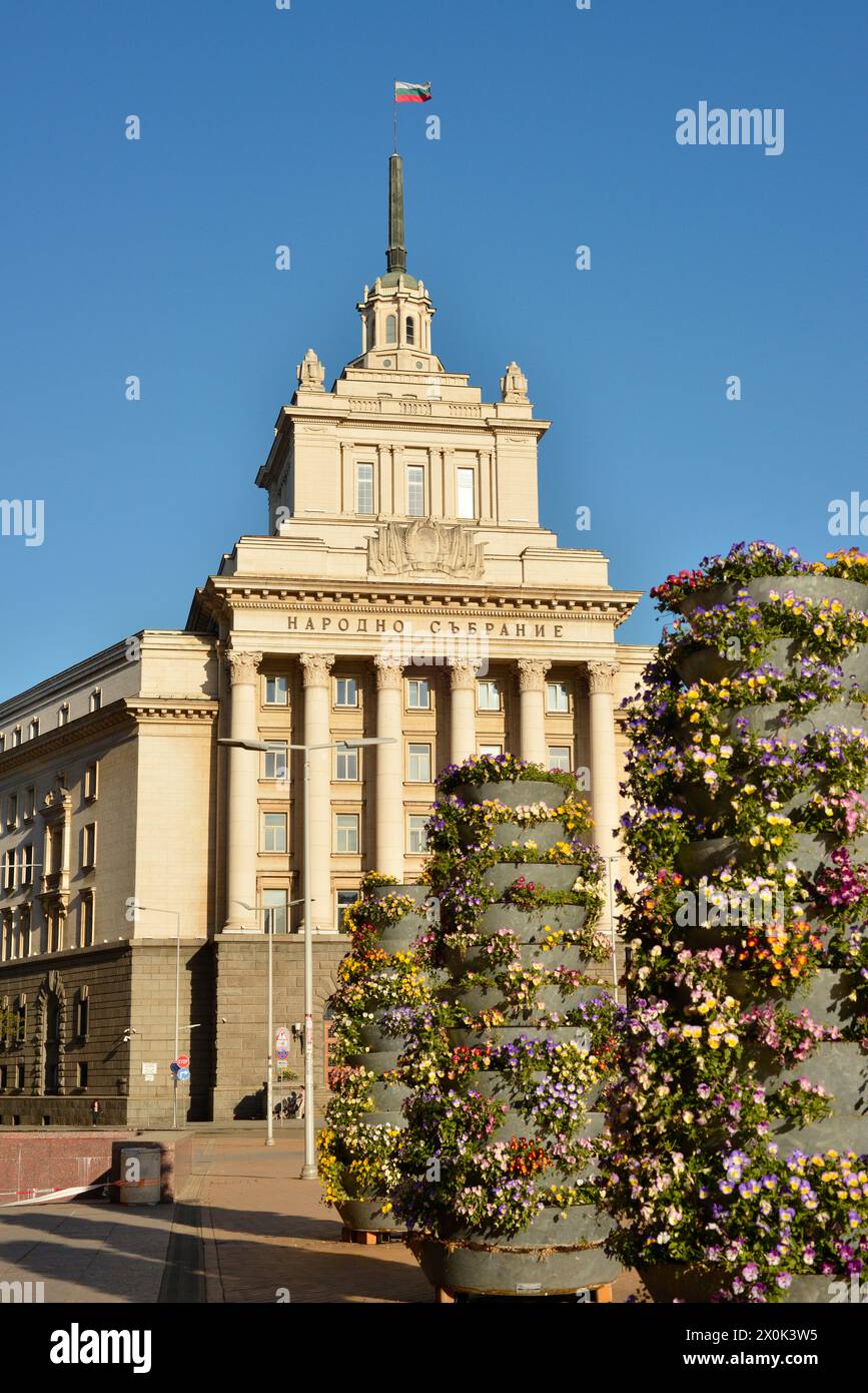 Edificio di stile stalinista o classicismo socialista dell'ex Casa del Partito Comunista degli anni '1950, facciata architettonica a Sofia Bulgaria, Europa orientale, Balcani Foto Stock