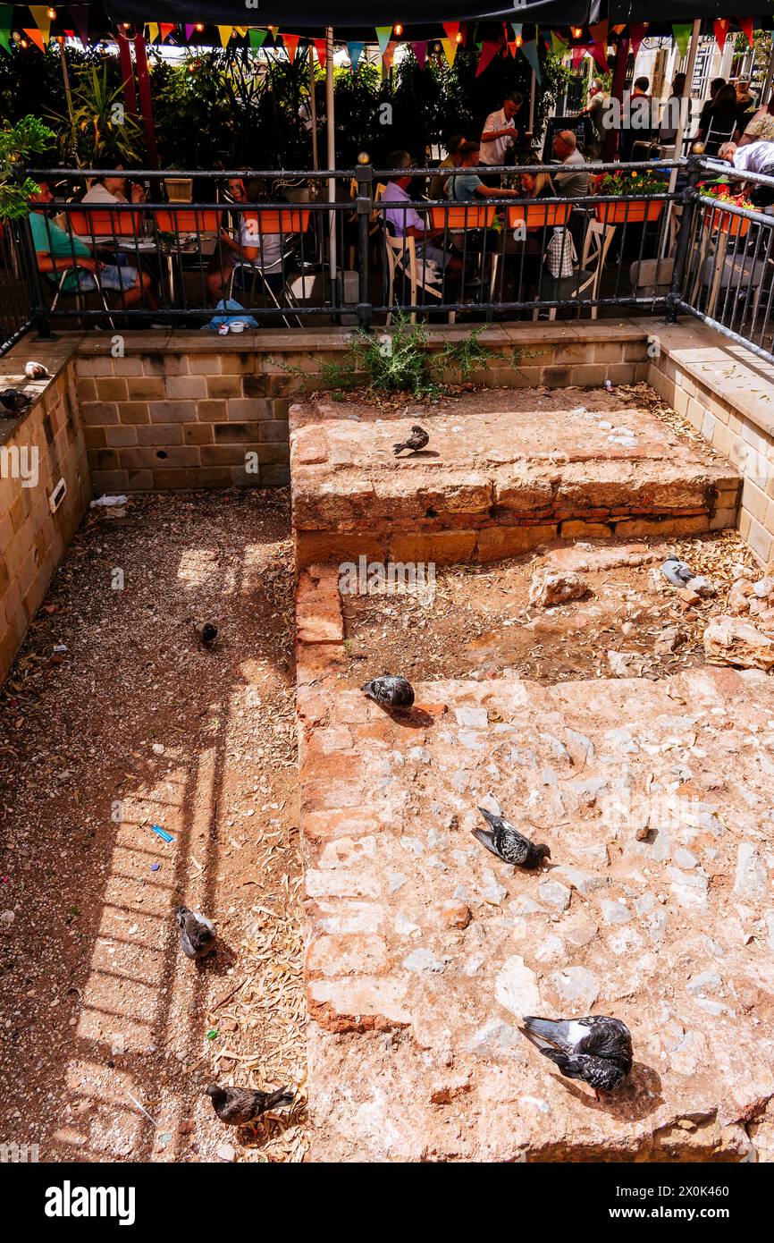 Reperti archeologici a Grand Casemates Square negli anni '1990 Grand Casemates Square, Gibilterra, British Overseas Territory, Regno Unito, Europa Foto Stock