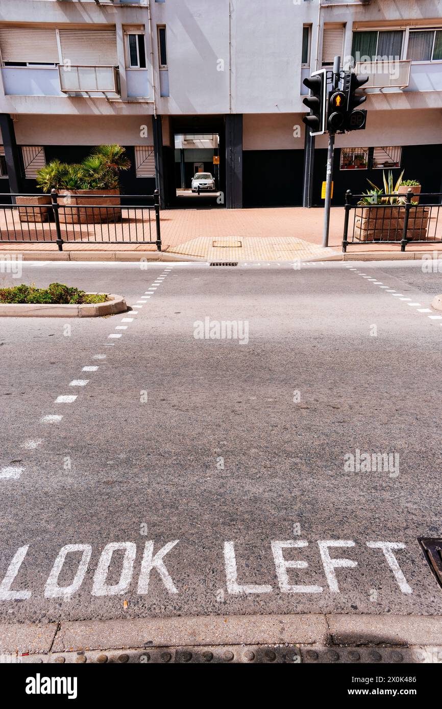 Guida a Gibilterra. La gente guida sul lato destro della strada, a differenza del Regno Unito. Gibilterra, territorio britannico d'oltremare, Regno Unito Foto Stock