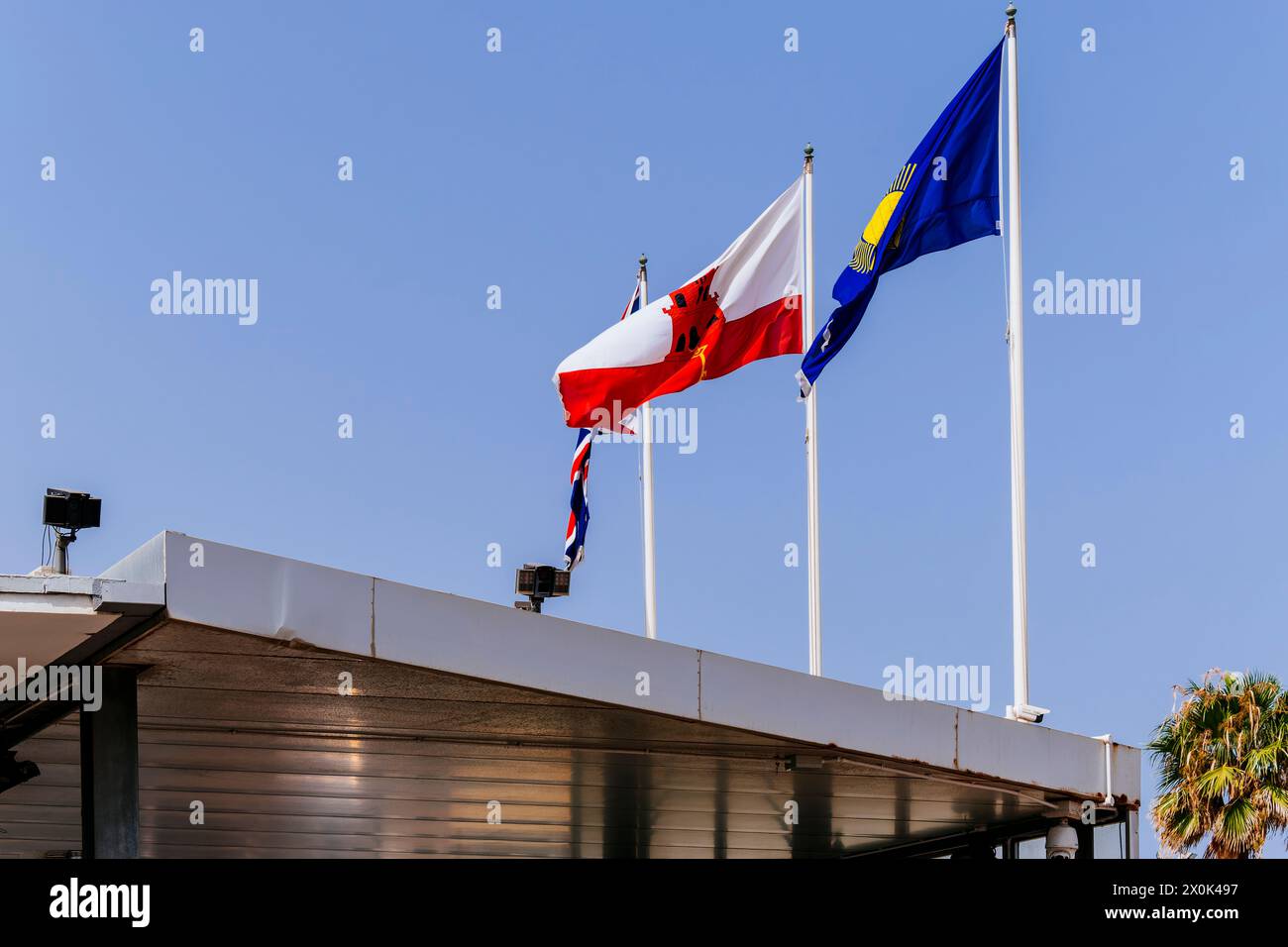 Bandiera Union Jack, bandiera di Gibilterra e bandiera del Commonwealth. Valico di frontiera tra Gibilterra e Spagna. Lato di Gibilterra. Gibilterra, inglesi Foto Stock