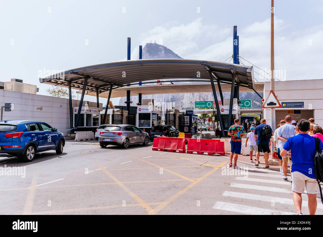 Valico di frontiera tra la Spagna e Gibilterra. Lato spagnolo. La Línea de la Concepción, Cádiz, Andalucía Spagna, Europa Foto Stock