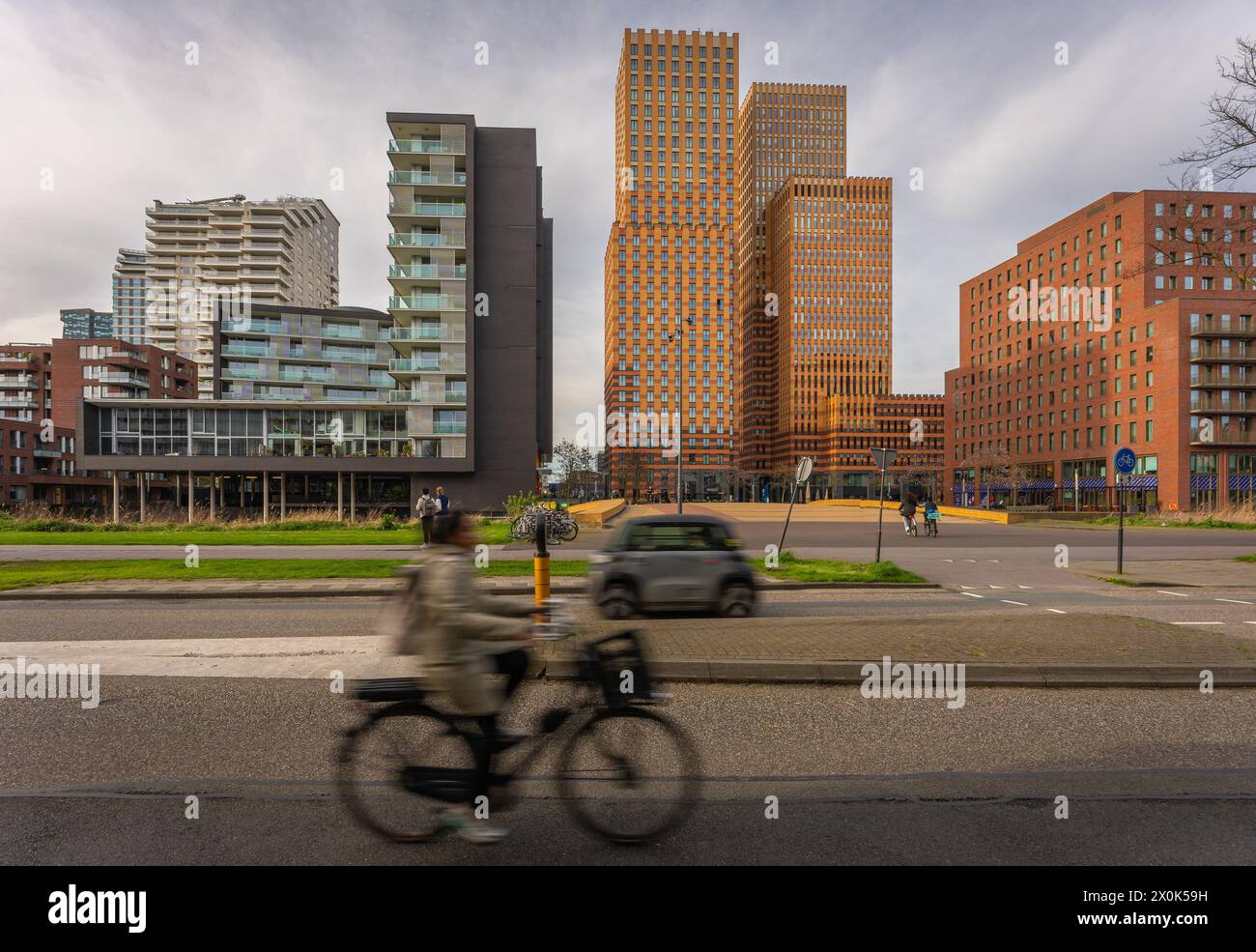 Paesaggio urbano di Amsterdam Zuidas, quartiere finanziario in rapido sviluppo di Amsterdam, Paesi Bassi Foto Stock