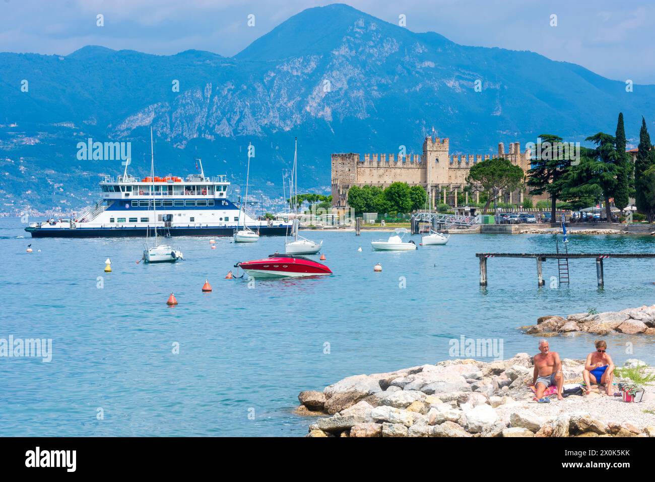 Torri del Benaco, Lago di Garda, porto, barche, vista sul Castello Scaligero, nave passeggeri, spiaggia di Verona, Veneto, Italia Foto Stock