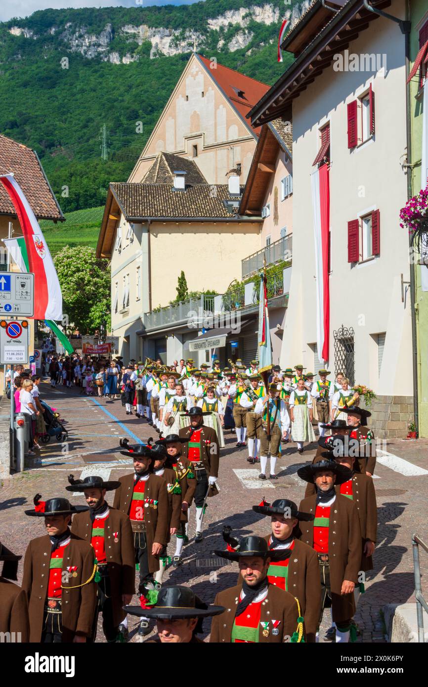 Tramin an der Weinstraße (Termeno sulla strada del vino), Corpus Christi, gente in abiti tradizionali, bandiere della chiesa in alto Adige, Trentino-alto Adige, Italia Foto Stock