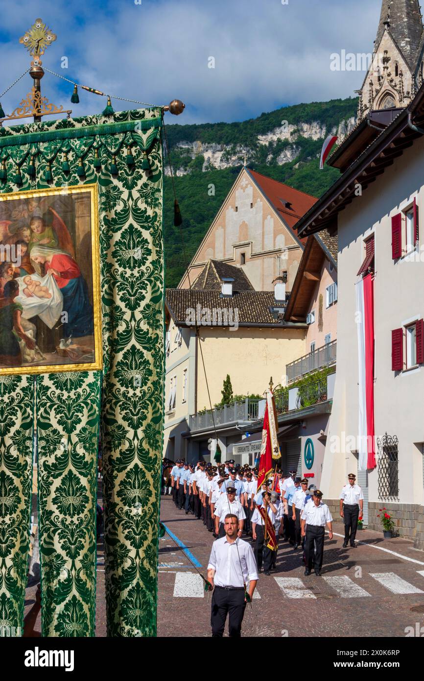 Tramin an der Weinstraße (Termeno sulla strada del vino), Corpus Christi, gente in abiti tradizionali, bandiere della chiesa in alto Adige, Trentino-alto Adige, Italia Foto Stock