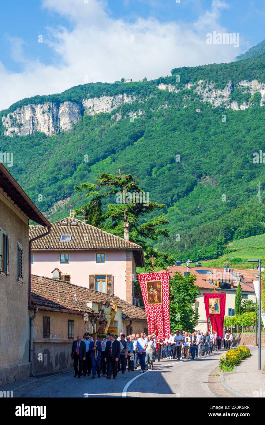 Tramin an der Weinstraße (Termeno sulla strada del vino), Corpus Christi, gente in abiti tradizionali, bandiere della chiesa in alto Adige, Trentino-alto Adige, Italia Foto Stock