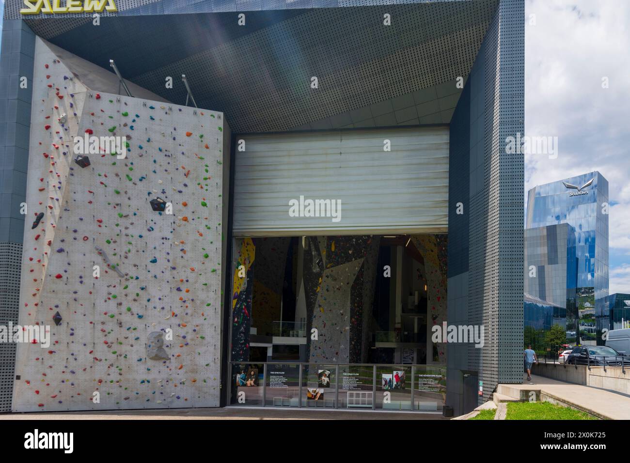 Bolzano (Bolzano), sede centrale dell'azienda Salewa, sala arrampicata in alto Adige, Trentino-alto Adige, Italia Foto Stock