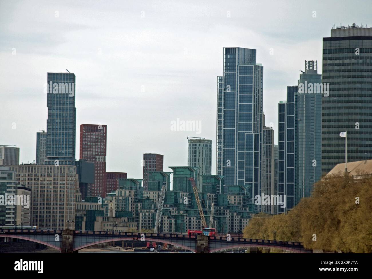 Vista a monte dal Westminster Bridge; Westminster, Londra, Regno Unito Foto Stock