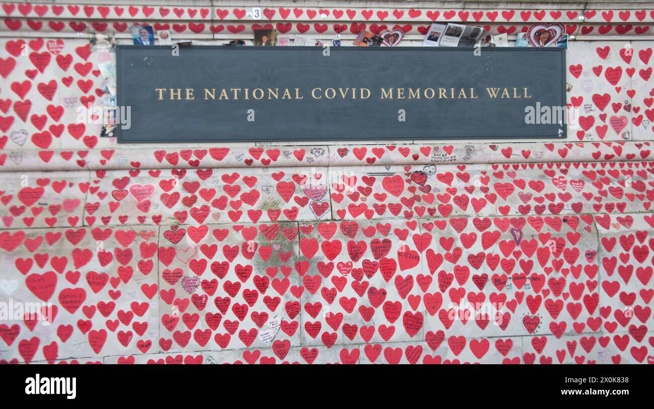 National Covid Memorial Wall, South Bank, Lambeth, Londra, Regno Unito. Il National Covid Memorial Wall di Londra è un murale pubblico dipinto da volontari Foto Stock