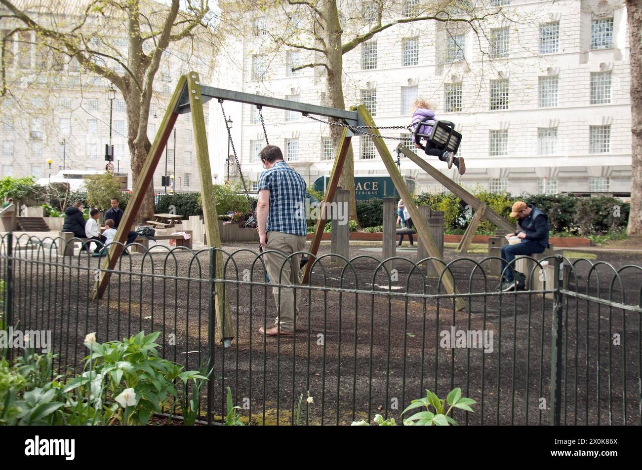 Parco per bambini con altalene; Victoria Gardens, Westminster, Londra, Regno Unito Foto Stock