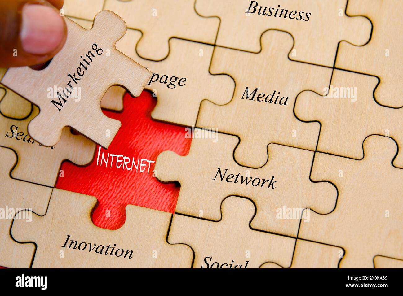 Pezzi di puzzle di legno sparpagliati che si uniscono per formare la parola "INTERNET" simboleggiano la collaborazione Foto Stock