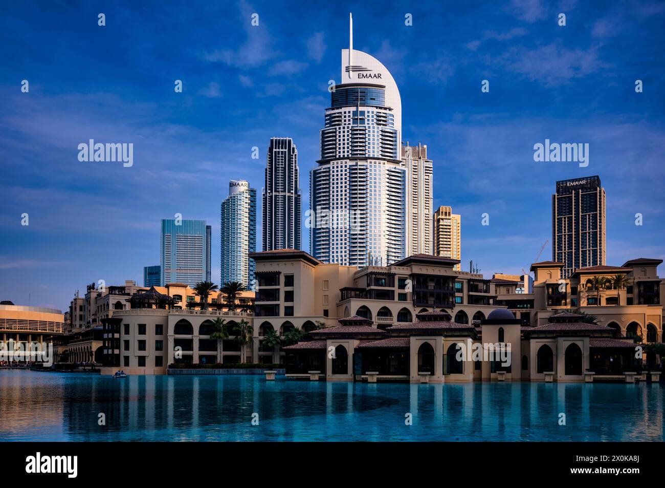 Hotel The Address Downtown, Souk al Bahar, centro commerciale, grattacieli, Financial District, Logo EMAAR, Lake Burj Khalifa, Downtown, Dubai, luce serale, Emirati Arabi Uniti, VAR Foto Stock