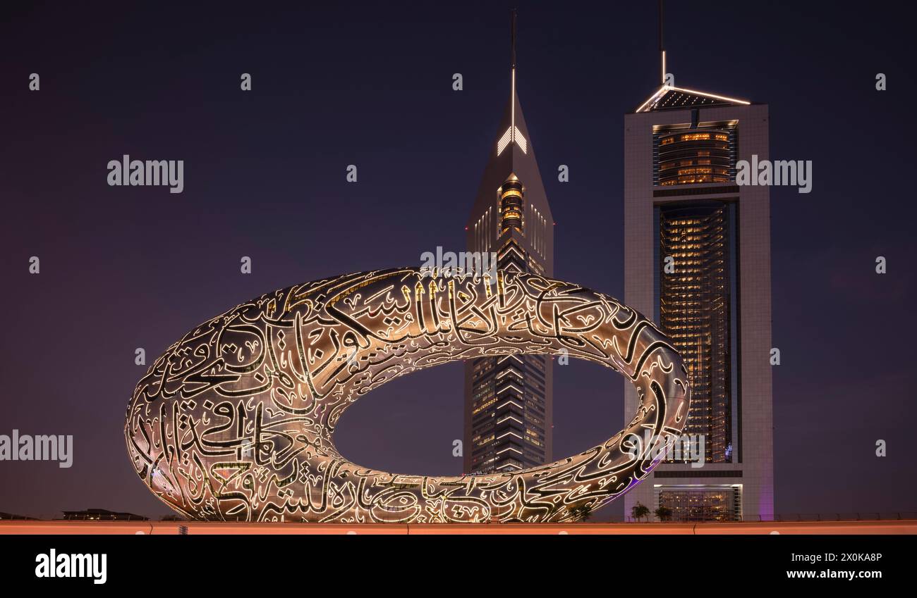 Museo del futuro, dietro le Jumeirah Emirates Towers, grattacieli, centro città, quartiere finanziario, luce serale, Dubai, Emirati Arabi Uniti, VAR Foto Stock