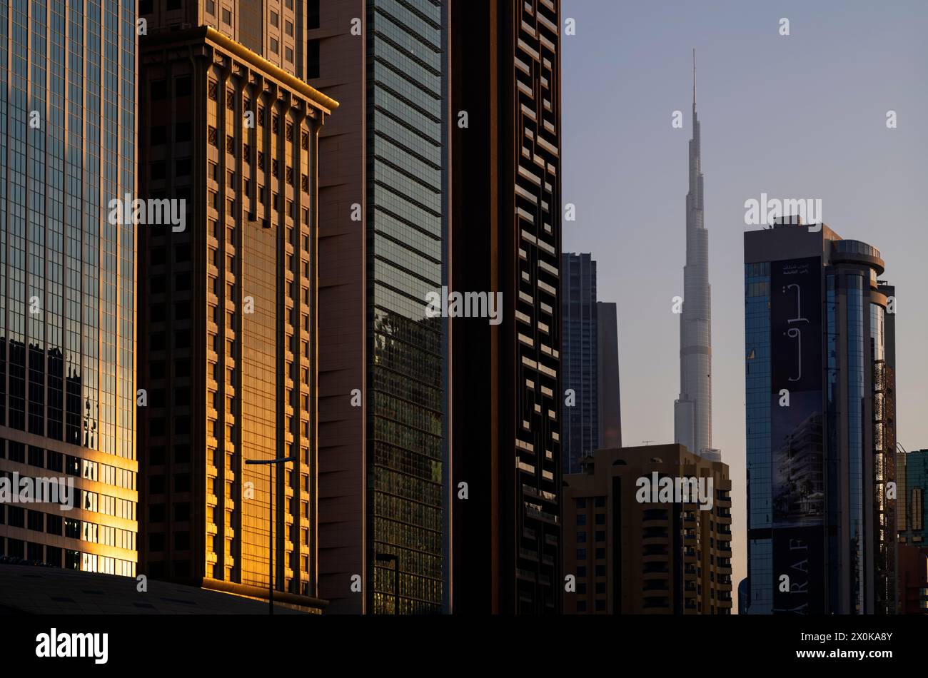 Burj Khalifa, grattacieli, centro città, quartiere finanziario, luce notturna, golden Hour, Dubai, Emirati Arabi Uniti, VAR Foto Stock