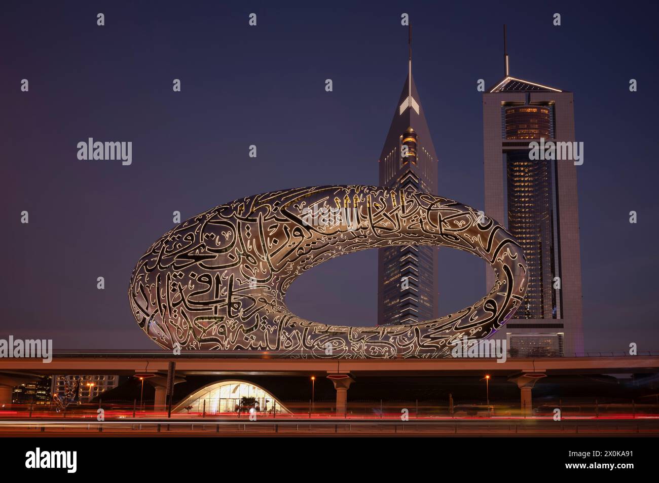 Museo del futuro, dietro le Jumeirah Emirates Towers, grattacieli, centro città, quartiere finanziario, luce serale, Dubai, Emirati Arabi Uniti, VAR Foto Stock