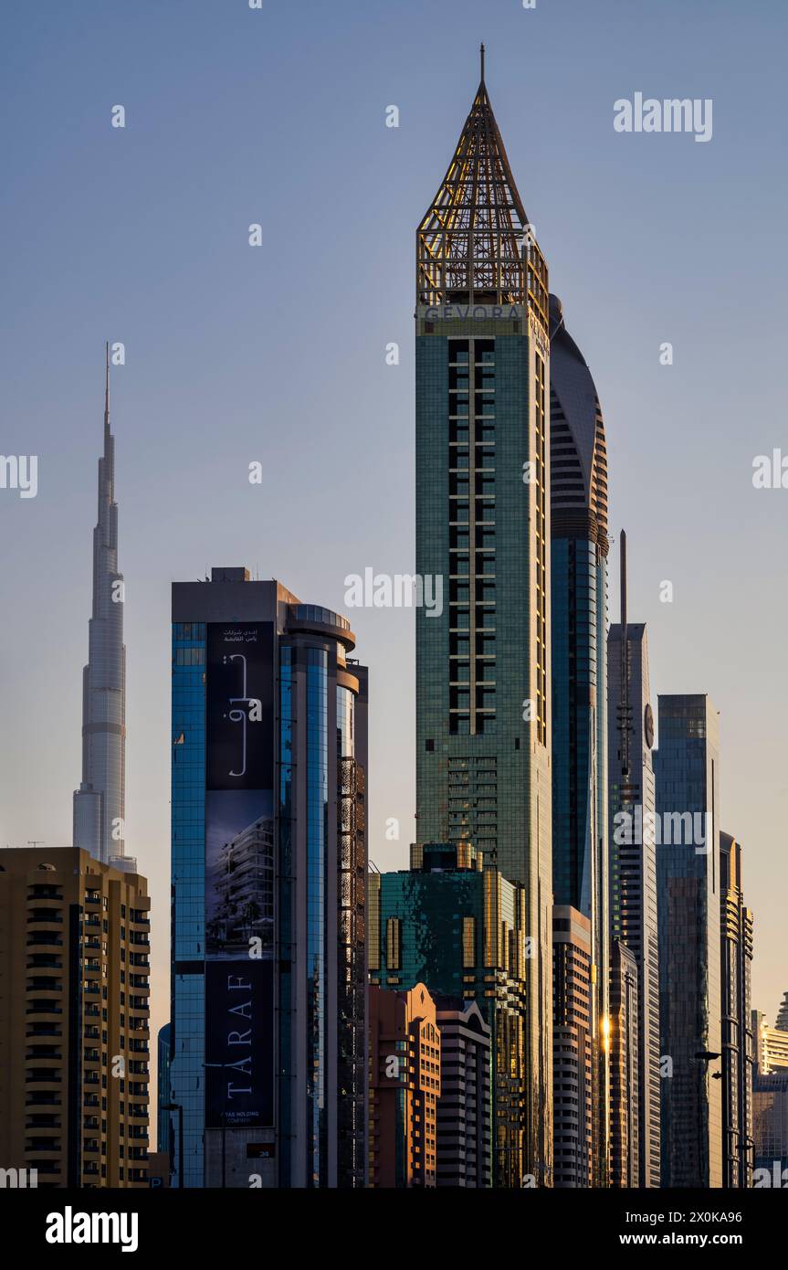 Burj Khalifa, grattacieli, centro città, quartiere finanziario, luce notturna, golden Hour, Dubai, Emirati Arabi Uniti, VAR Foto Stock