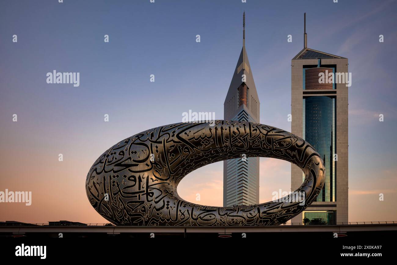 Museo del futuro, dietro le Jumeirah Emirates Towers, grattacieli, centro città, quartiere finanziario, luce serale, Dubai, Emirati Arabi Uniti, VAR Foto Stock