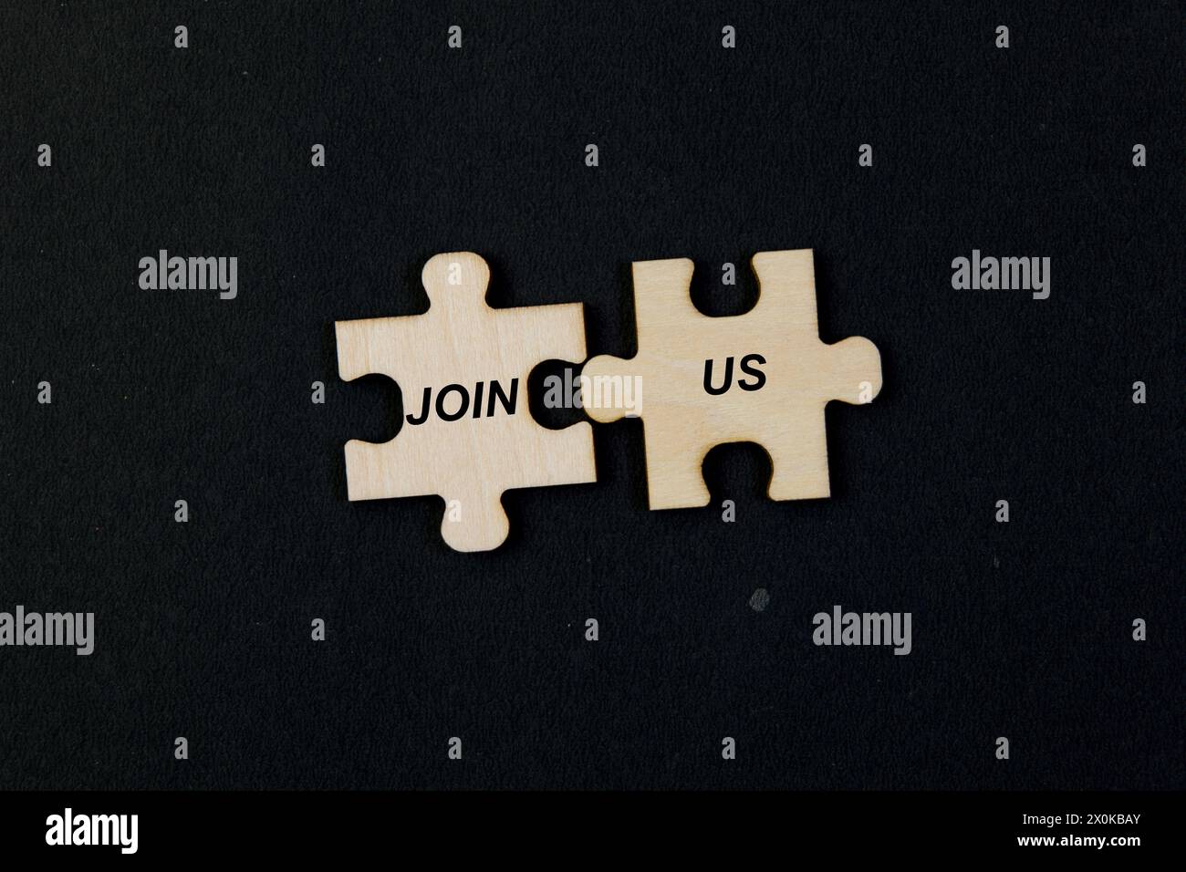 Tessere del puzzle che formano la frase UNISCITI a noi Foto Stock