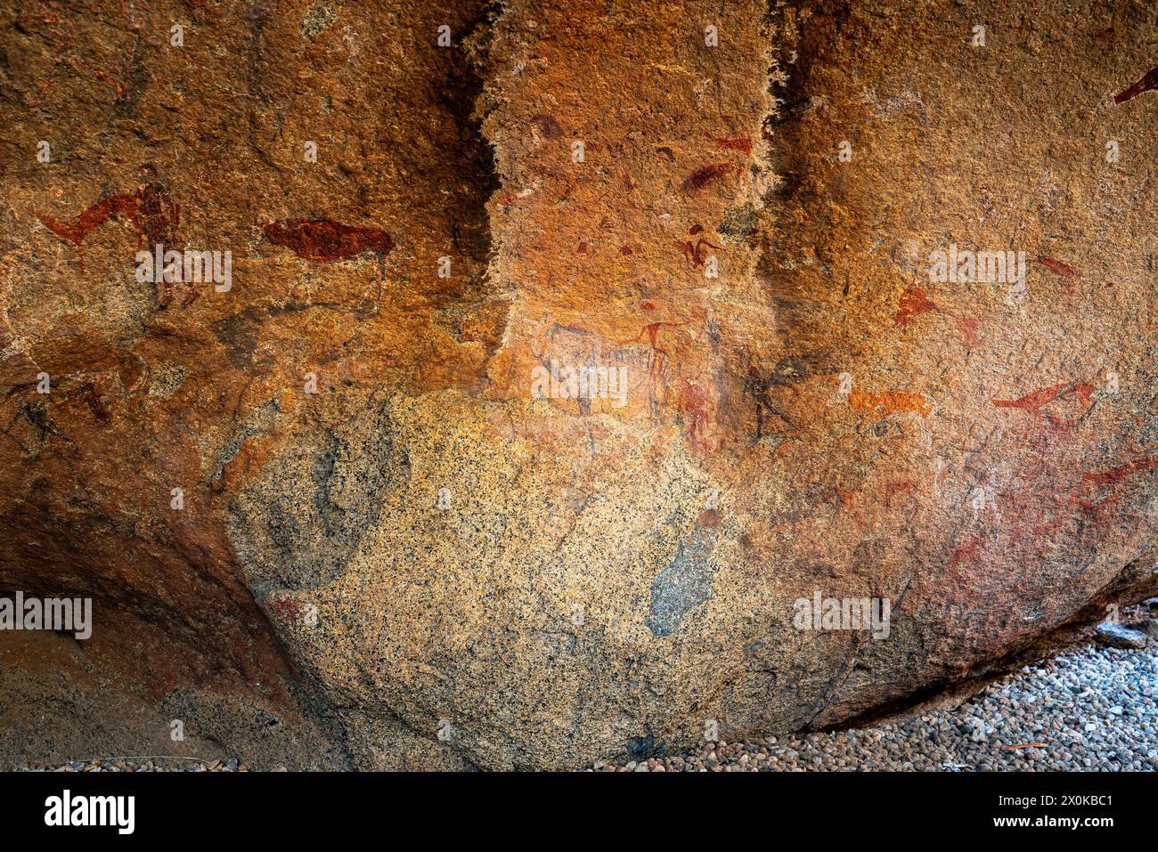 Dipinti di pietra di donne bianche sul massiccio del Brandberg a Damaraland, Namibia Foto Stock