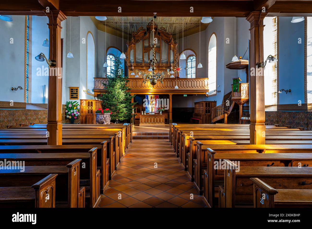 Foto degli interni della chiesa protestante di S.. Viktor a Guntersblum, Rheinhessen, noto per le sue torri in pietra saracena in stile architettonico armeno, Foto Stock