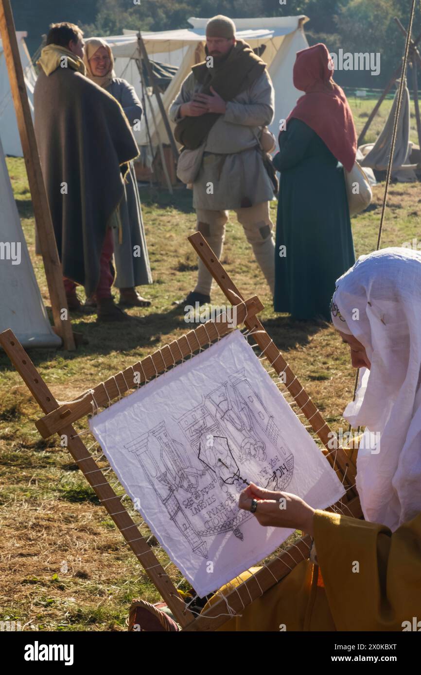 England, East Sussex, Battle, The Annual October Battle of Hastings Re-enactment Festival, Woman Doing Needlework Sample Foto Stock