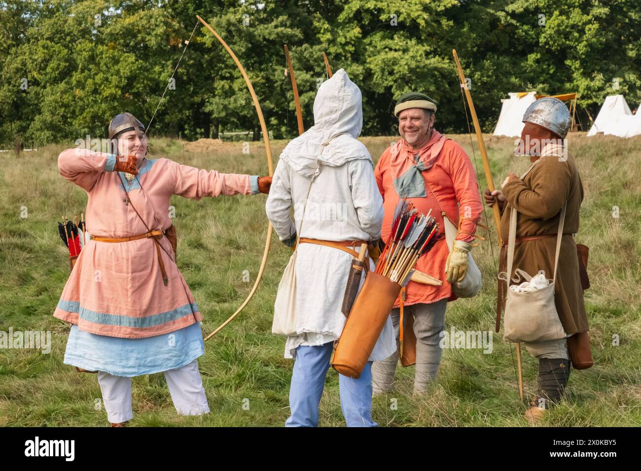 England, East Sussex, Battle, The Annual October Battle of Hastings Re-Enactment Festival, Group of Archers Dressed in Medieval Costume Foto Stock