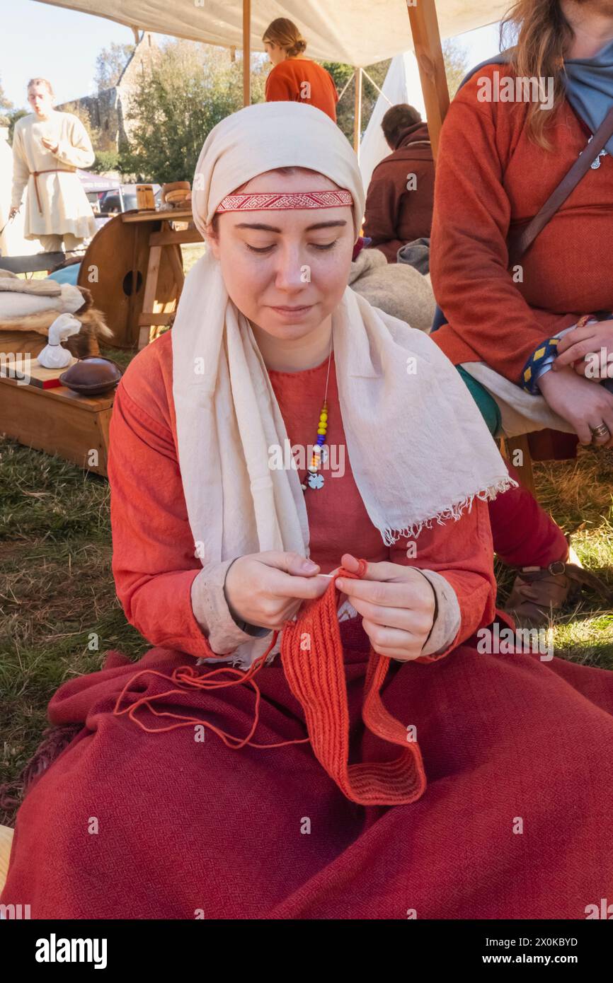 England, East Sussex, Battle, The Annual October Battle of Hastings Re-Enactment Festival, Woman Sewing Foto Stock