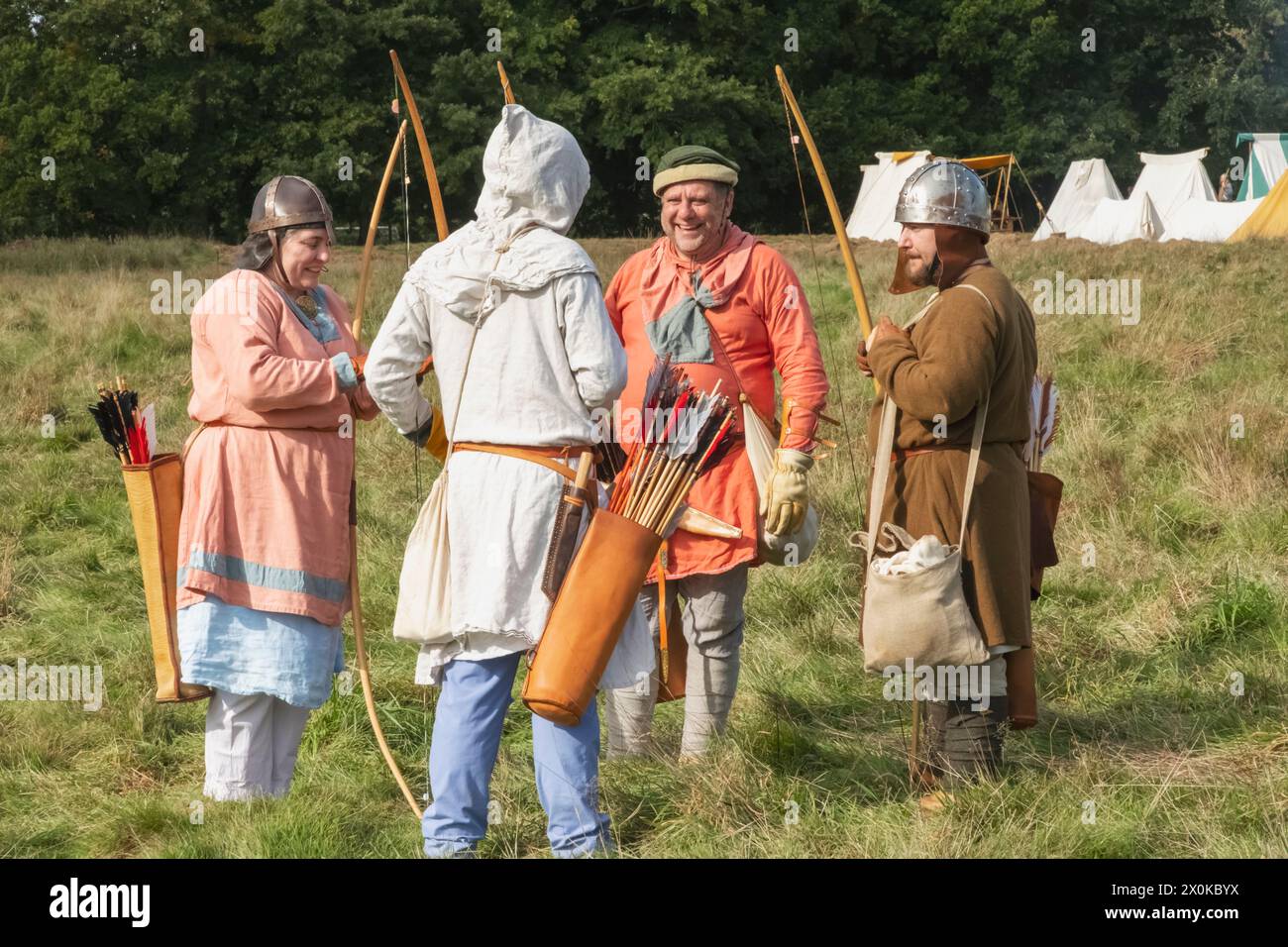 England, East Sussex, Battle, The Annual October Battle of Hastings Re-Enactment Festival, Group of Archers Dressed in Medieval Costume Foto Stock