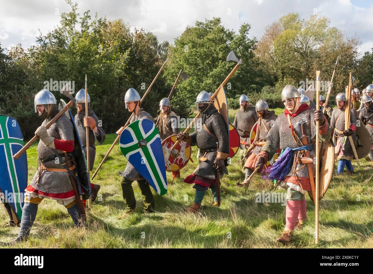 England, East Sussex, Battle, The Annual October Battle of Hastings Re-Enactment Festival, Group of Warriors Dressed in Medieval Armour Foto Stock