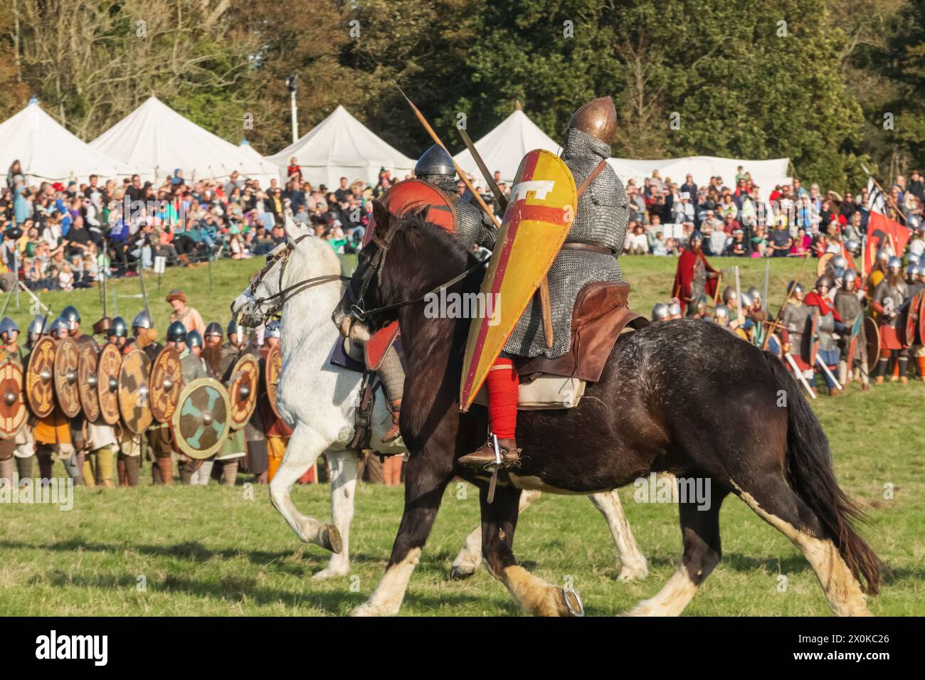 England, East Sussex, Battle, The Annual October Battle of Hastings Re-Enactment Festival, Norman Knight on Horseback Dressed in Medieval Armour Foto Stock