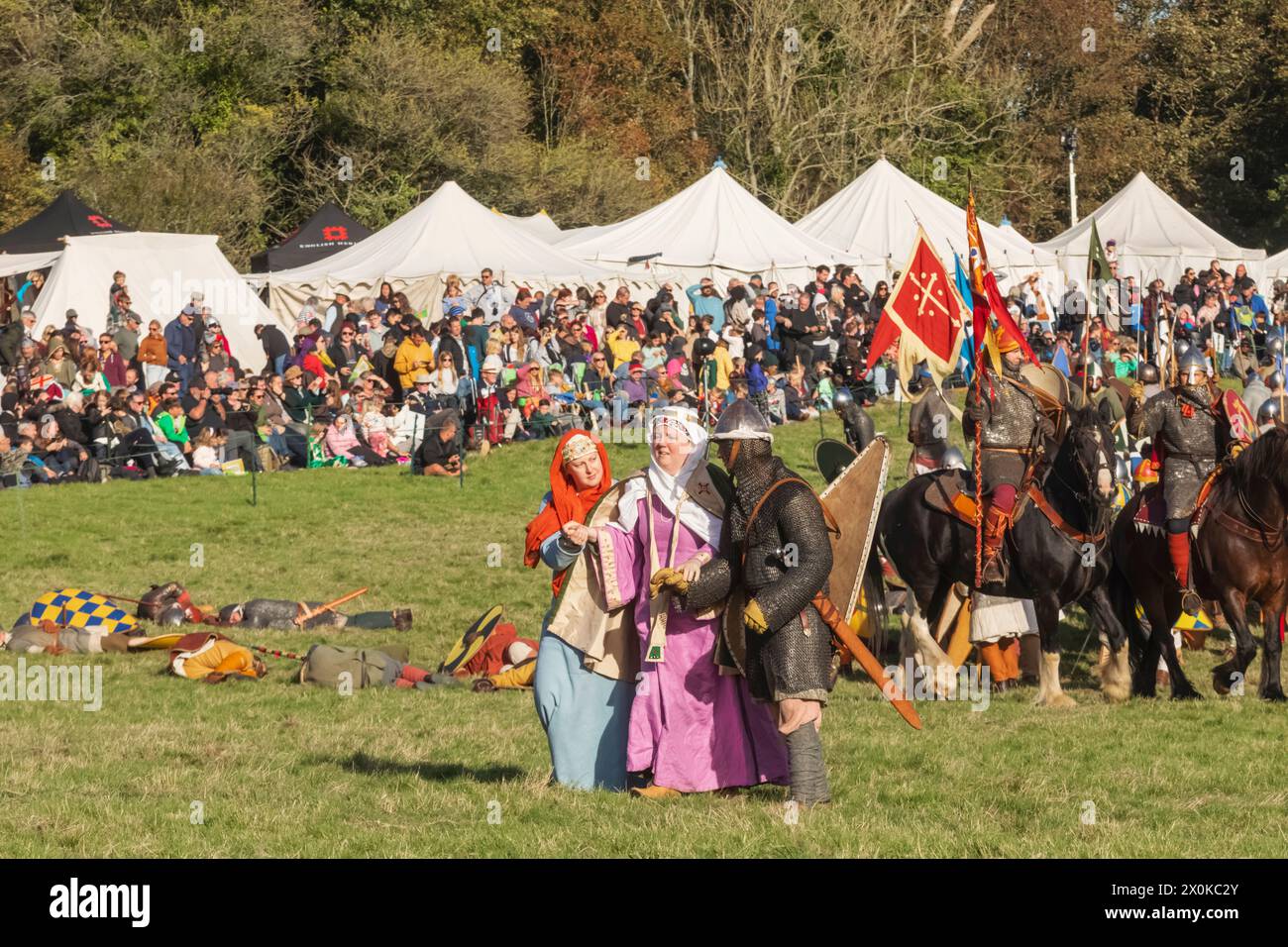 England, East Sussex, Battle, The Annual October Battle of Hastings Re-Enactment Festival, Edith Swanneck alias Edith the Fair, moglie di re Harold scortata dal campo di battaglia dopo la sconfitta inglese Foto Stock