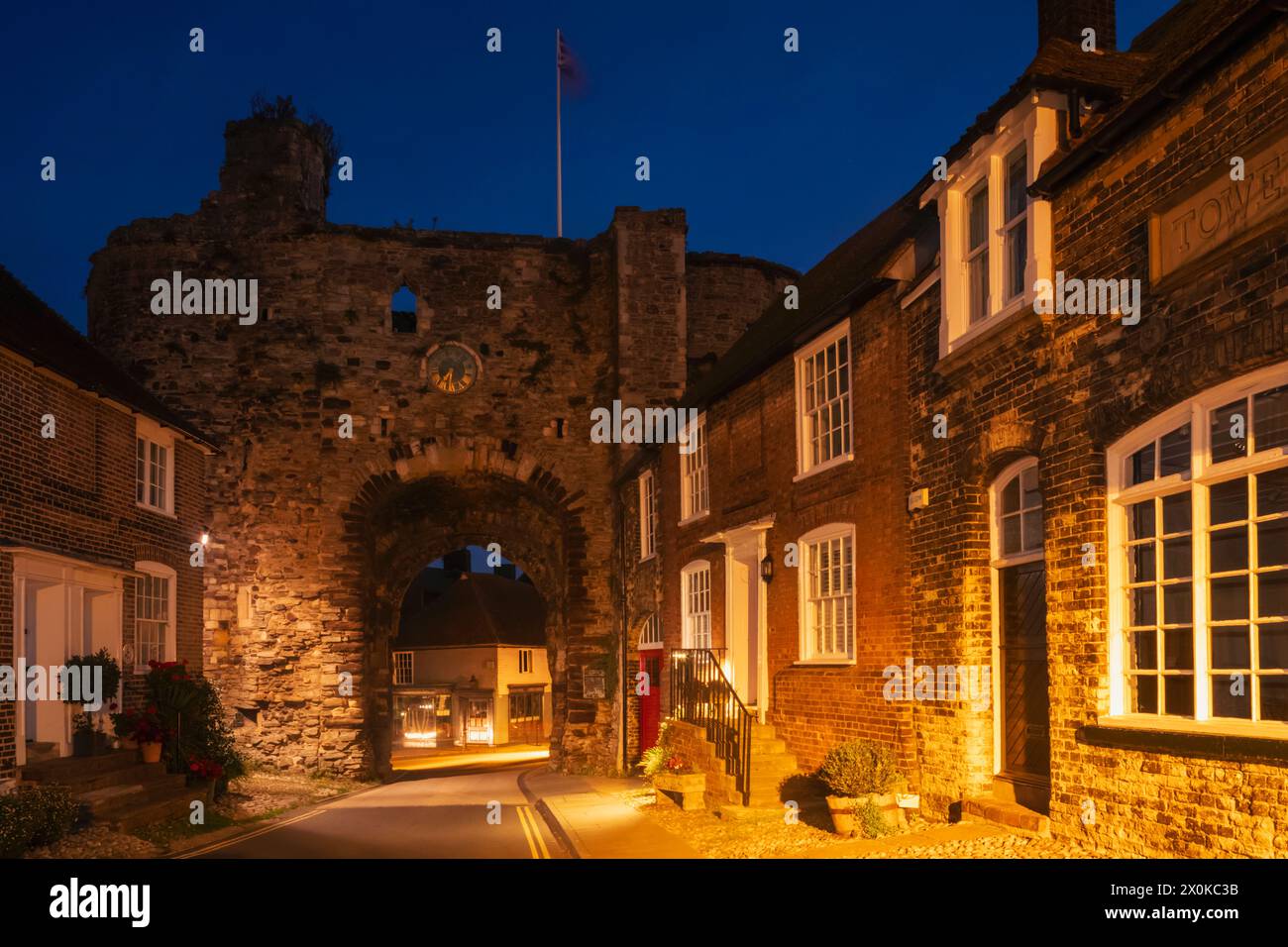 Inghilterra, East Sussex, Rye, la Landgate Gatehouse risalente al 1329 Foto Stock