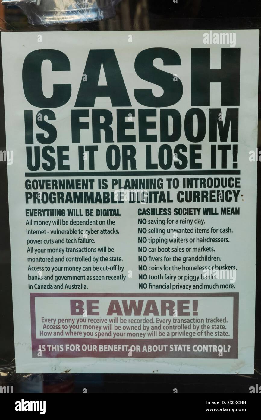 Inghilterra, East Sussex, Bexhill-on-Sea, vetrina del negozio poster che promuove l'uso del contante Foto Stock