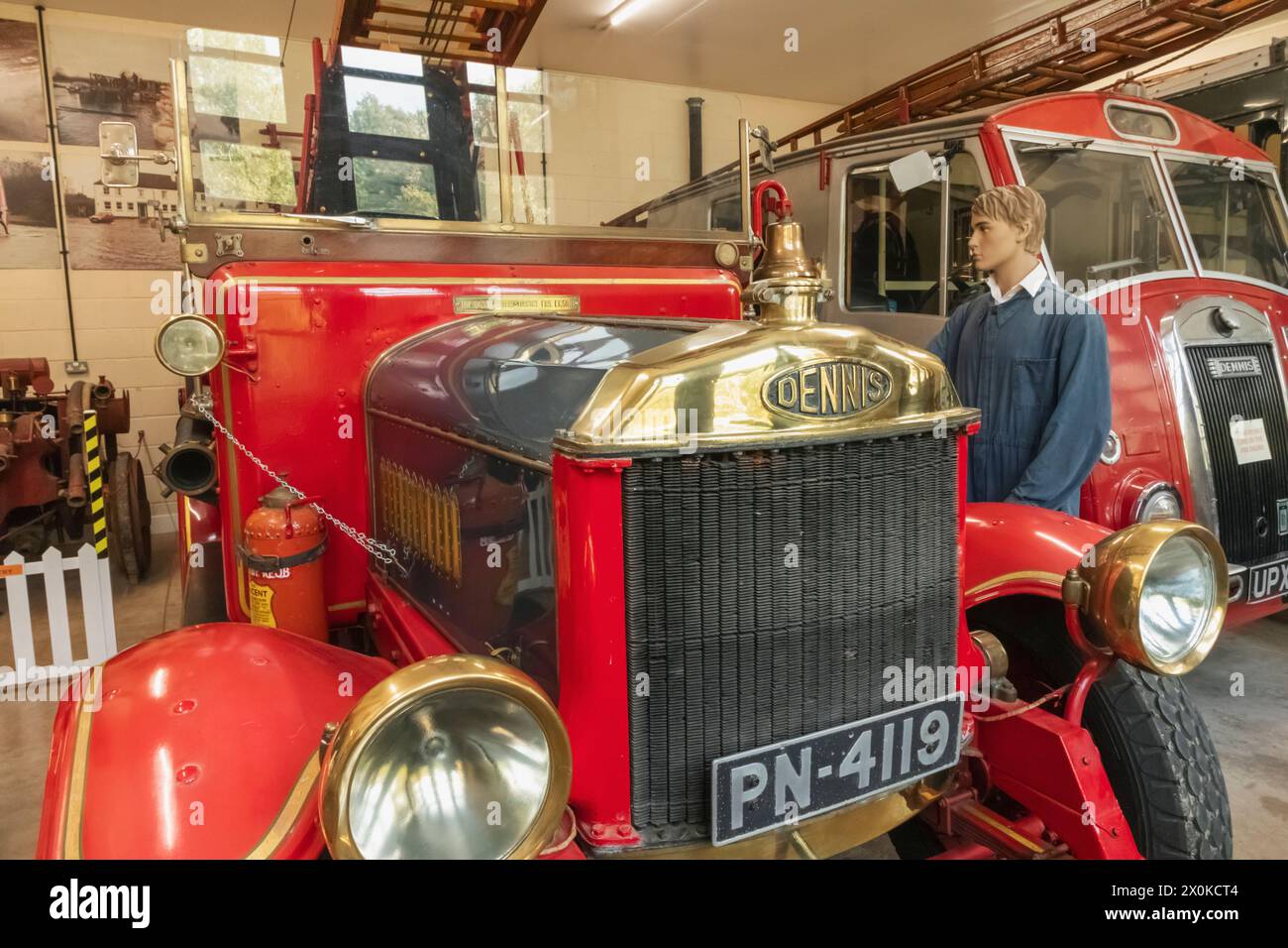 Inghilterra, West Sussex, Arundel, Amberley Museum and Heritage Centre, esposizione di macchine antincendio d'epoca Foto Stock
