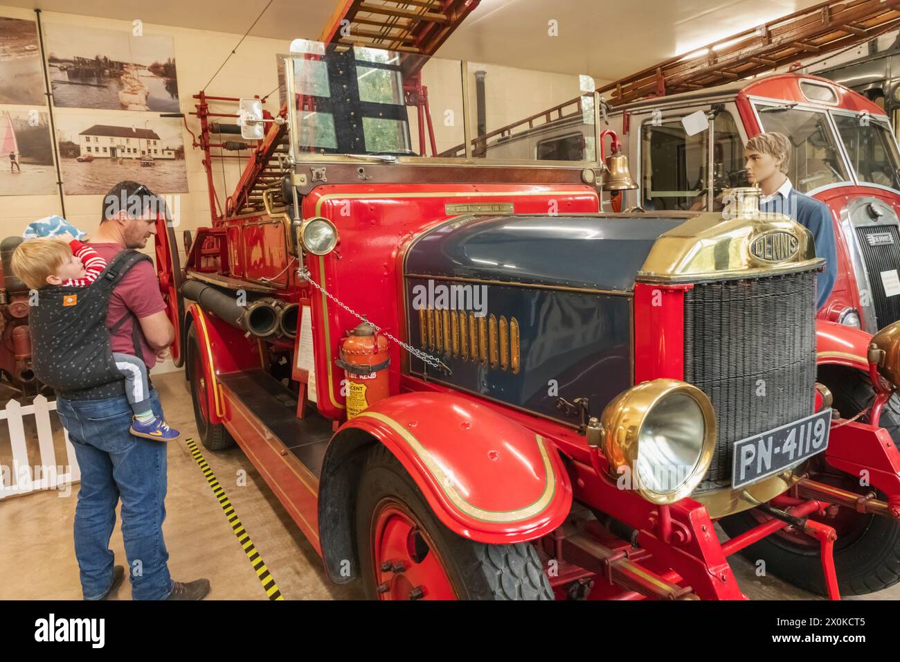 Inghilterra, West Sussex, Arundel, Amberley Museum and Heritage Centre, esposizione di macchine antincendio d'epoca Foto Stock