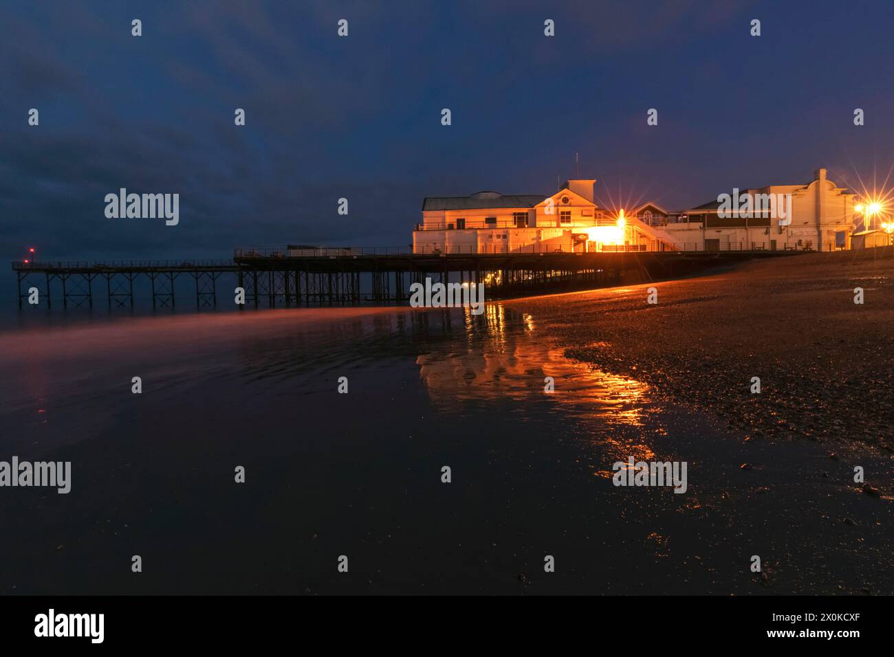 Inghilterra, West Sussex, Bognor Regis, Bognor Regis Pier di notte Foto Stock