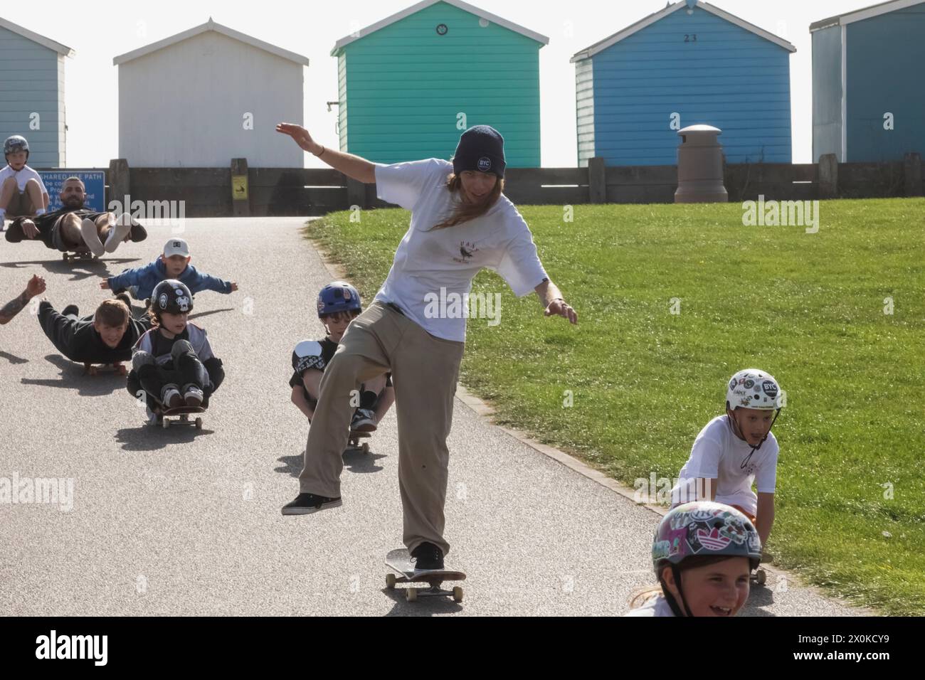 Inghilterra, West Sussex, Worthing, Group of Children Skating at Lancing Foto Stock