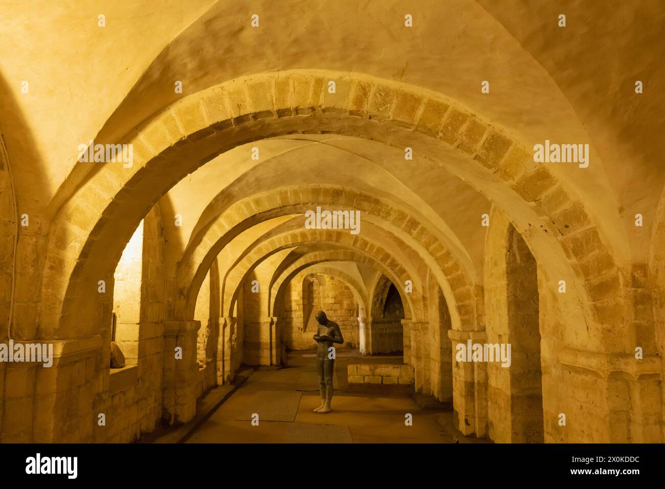 Inghilterra, Hampshire, Winchester, Winchester Cathedral, The Crypt, scultura intitolata "Sound II" di Antony Gormley Foto Stock