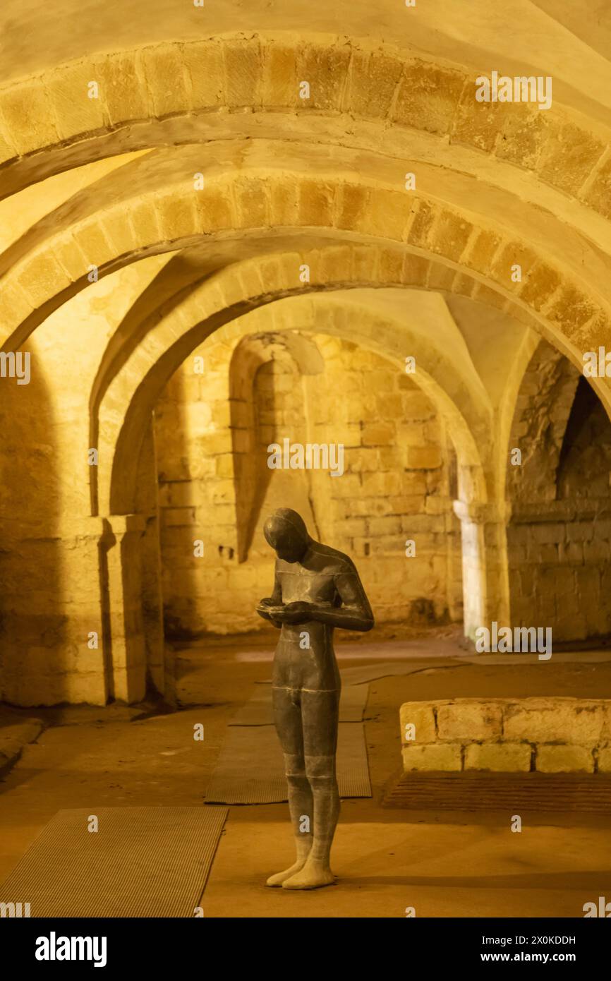 Inghilterra, Hampshire, Winchester, Winchester Cathedral, The Crypt, scultura intitolata "Sound II" di Antony Gormley Foto Stock