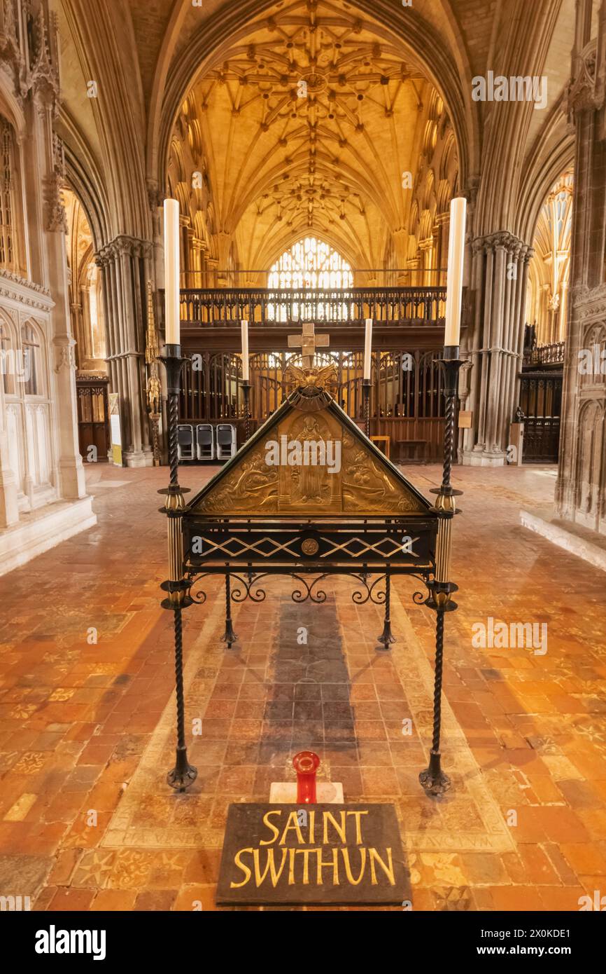 Inghilterra, Hampshire, Winchester, Winchester Cathedral, The Crypt, Saint Swithun Memorial Foto Stock
