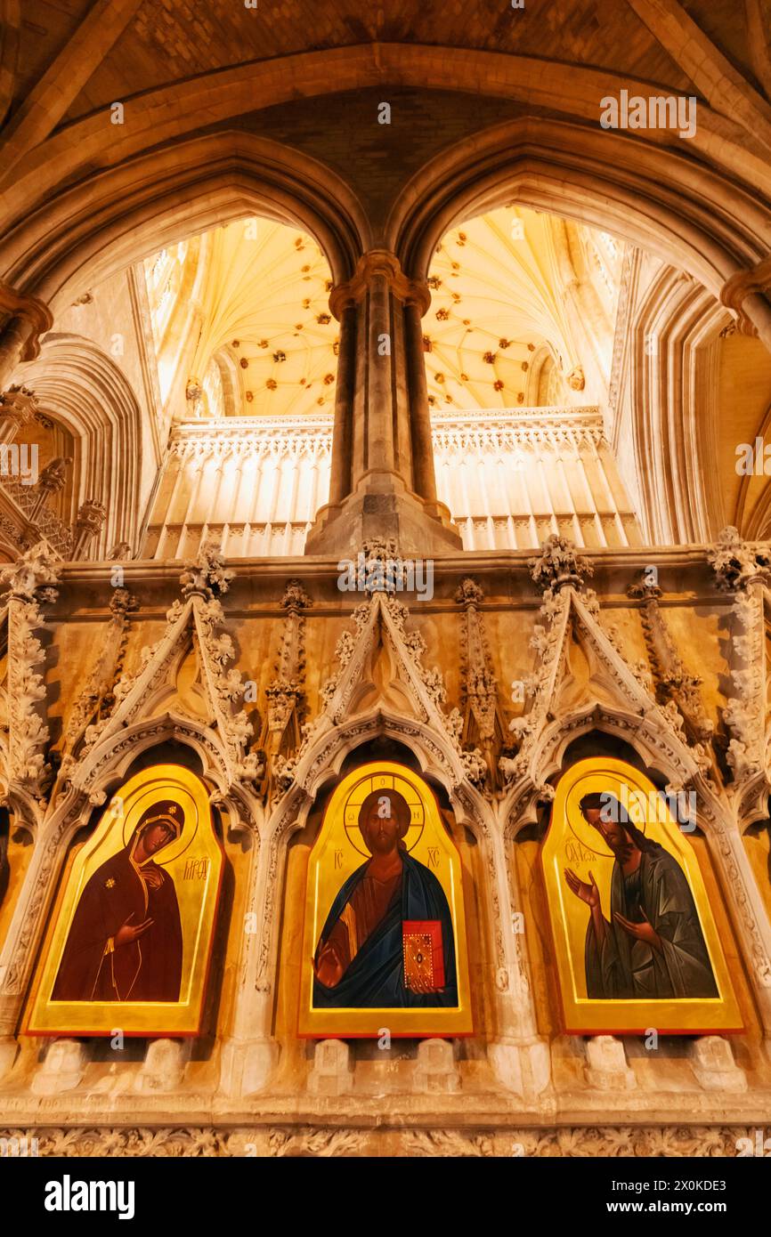 Inghilterra, Hampshire, Winchester, Winchester Cathedral, The Crypt, icone raffiguranti Santi di Sergey Fyodorov Foto Stock