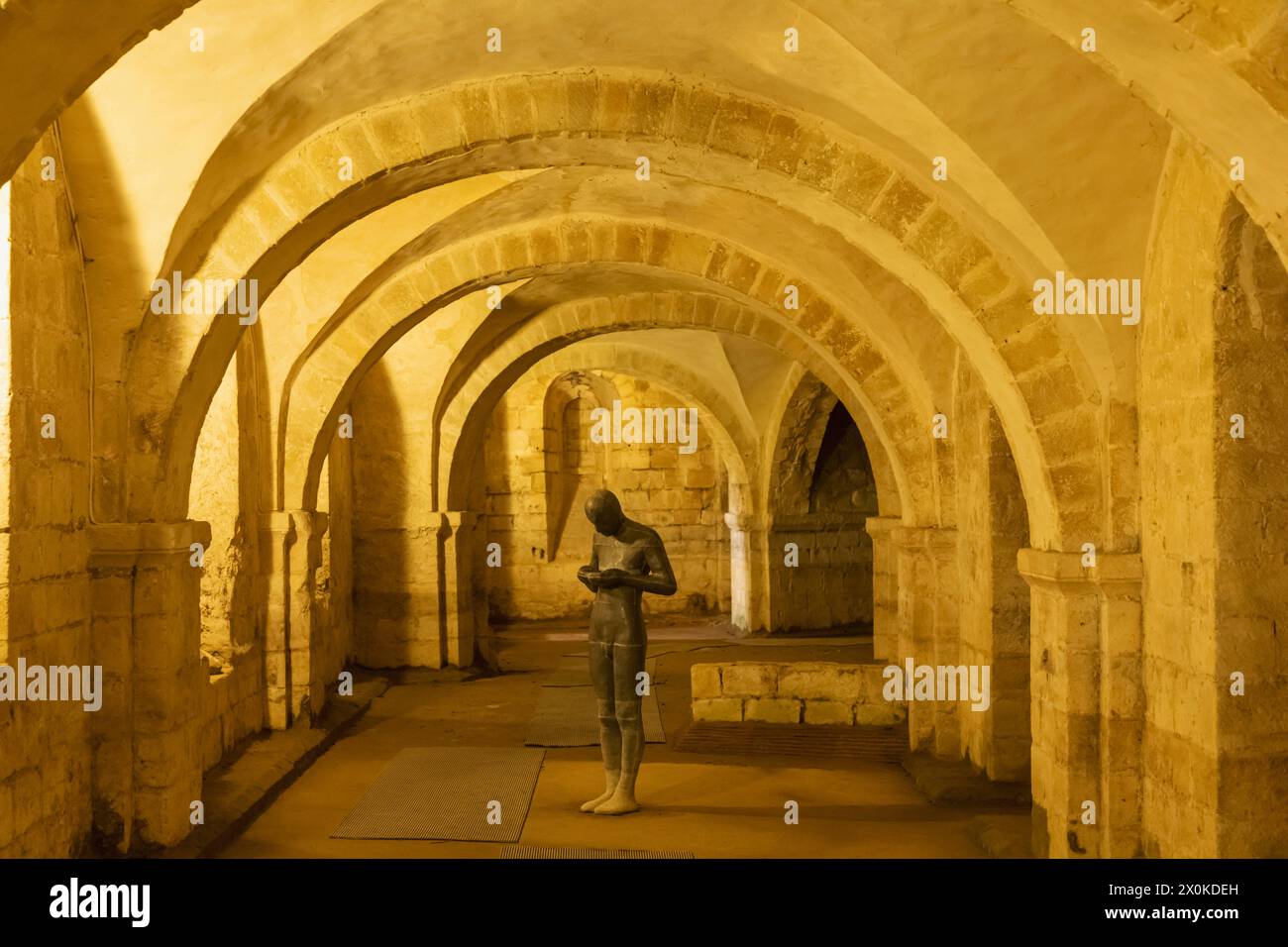 Inghilterra, Hampshire, Winchester, Winchester Cathedral, The Crypt, scultura intitolata "Sound II" di Antony Gormley Foto Stock