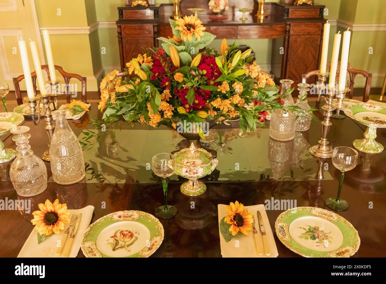 Inghilterra, Hampshire, Hinton Hampner, Hinton Hampner Country House, The Dining Room, tavolo da pranzo Foto Stock