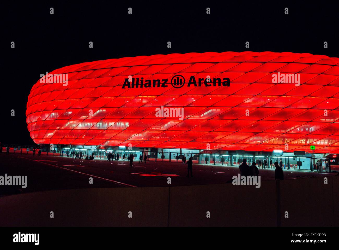 Allianz Arena, Monaco, stadio di calcio, illuminato di rosso, di notte Foto Stock