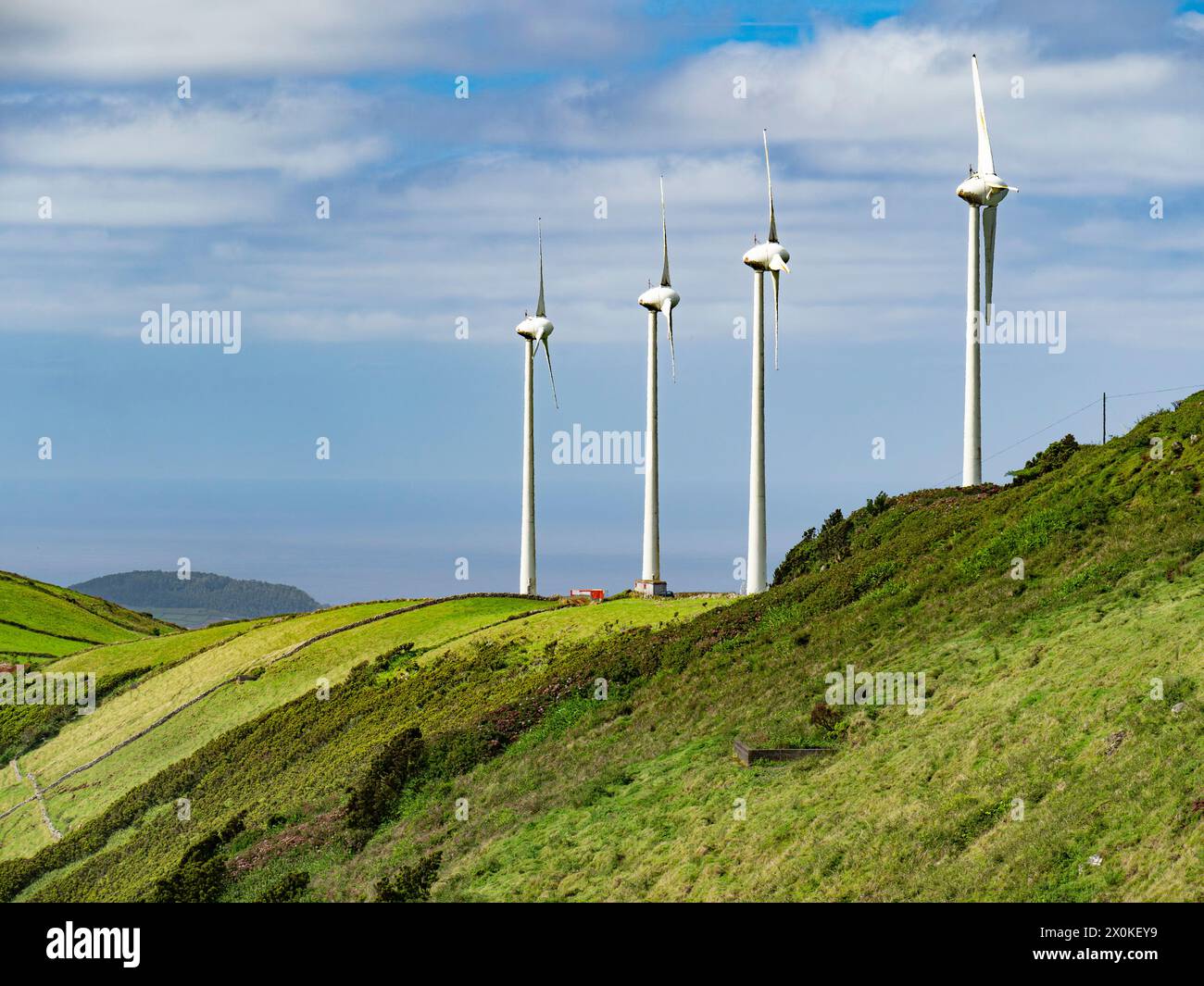 Turbine eoliche, energia verde, energia, Azzorre, colline di Serra do Cume e Serra da Ribeirinha, Terceira, paesaggio, verde, natura, clima temperato, isola, Oceano Atlantico, corrente del Golfo, Portogallo, Foto Stock