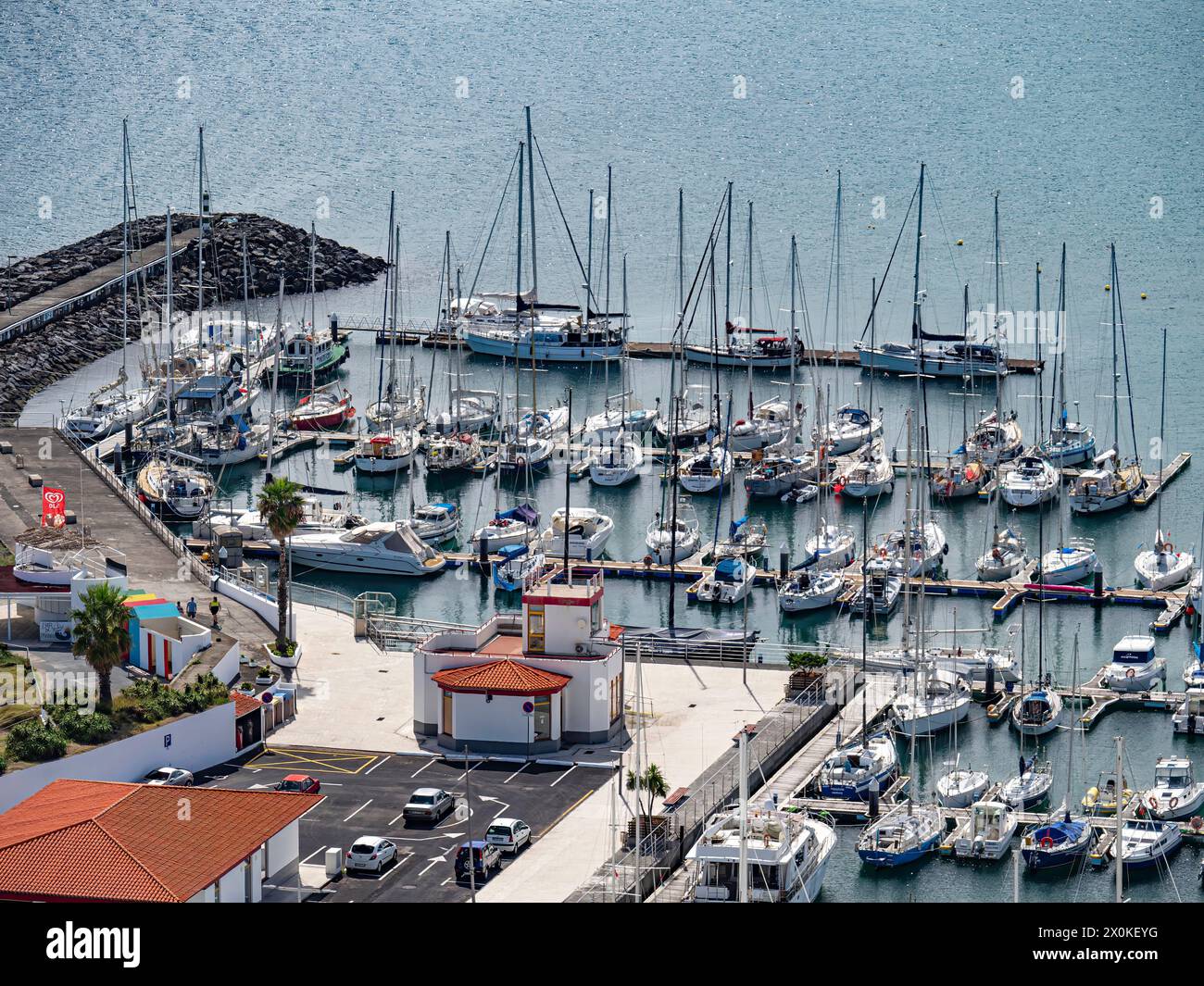 Azzorre, città di Praia, Terceira, barche a vela, imbarcazioni da diporto, yacht, porto, isola, Oceano Atlantico, ancorati, Portogallo, tempo libero, mare, svago Foto Stock